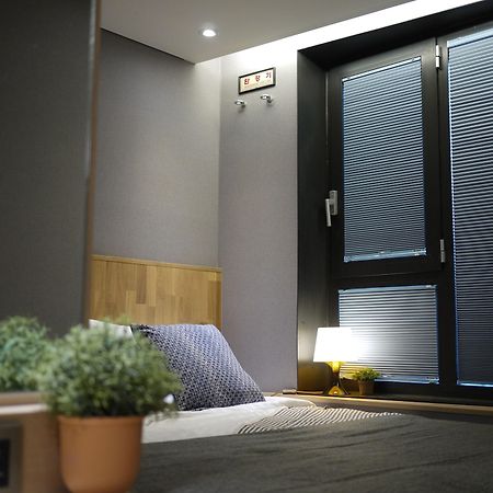 Hostel Cleo Seoul Hongdae Екстер'єр фото